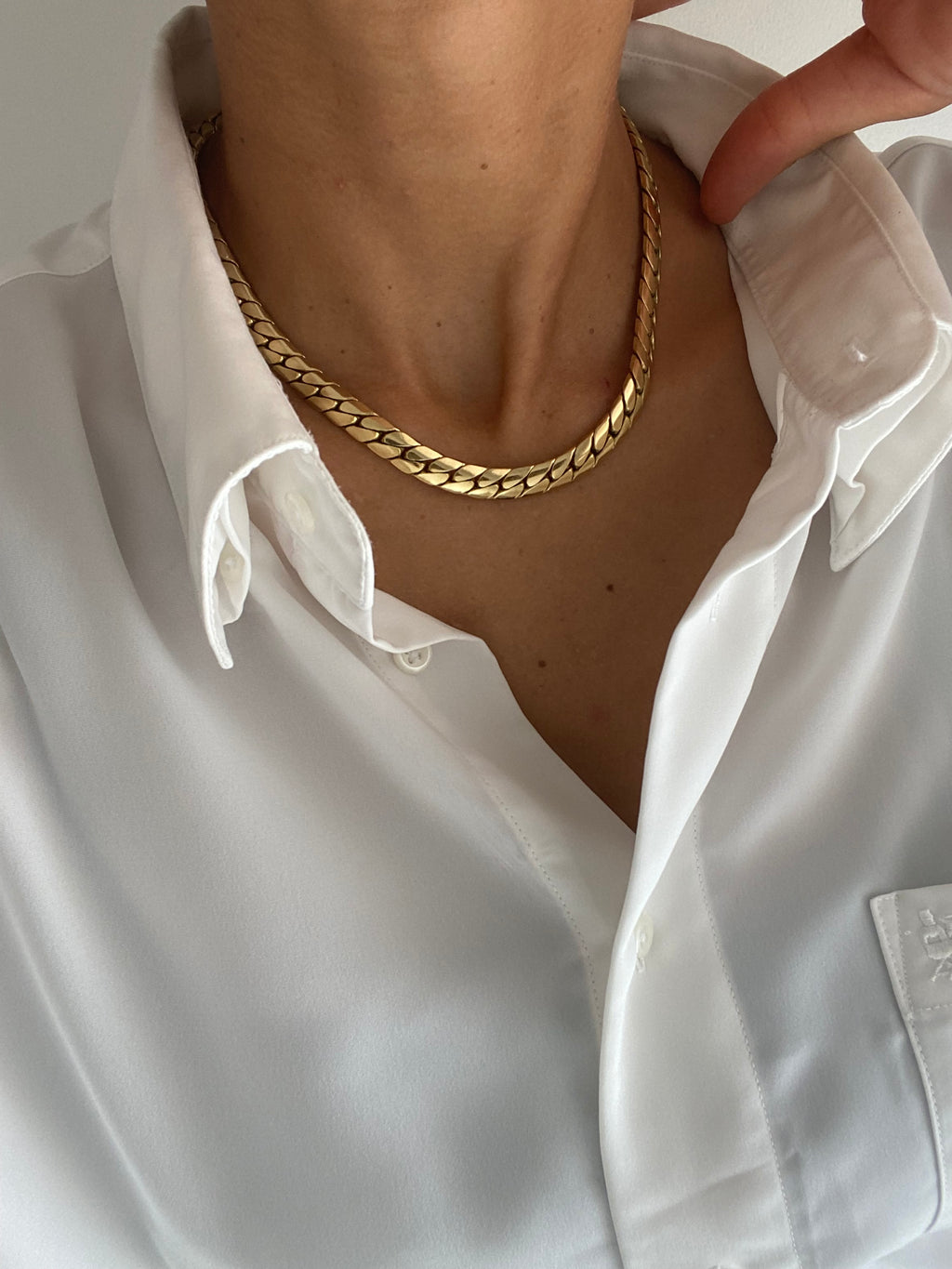 Duo Chemise blanche  Homme & Collier « Épi » vintage