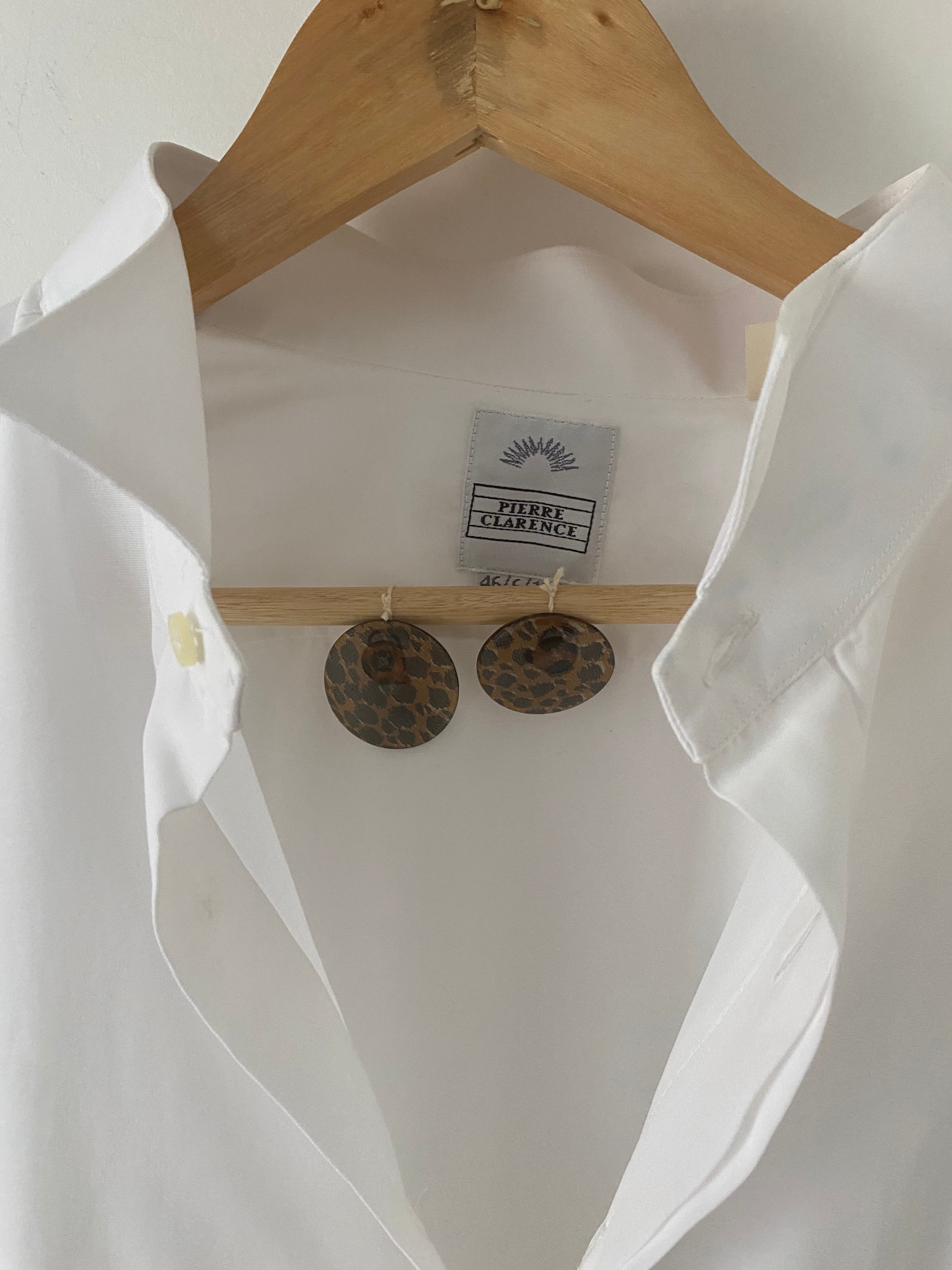 Duo Chemise blanche Homme & Boucles d’oreilles « Léopard » vintage