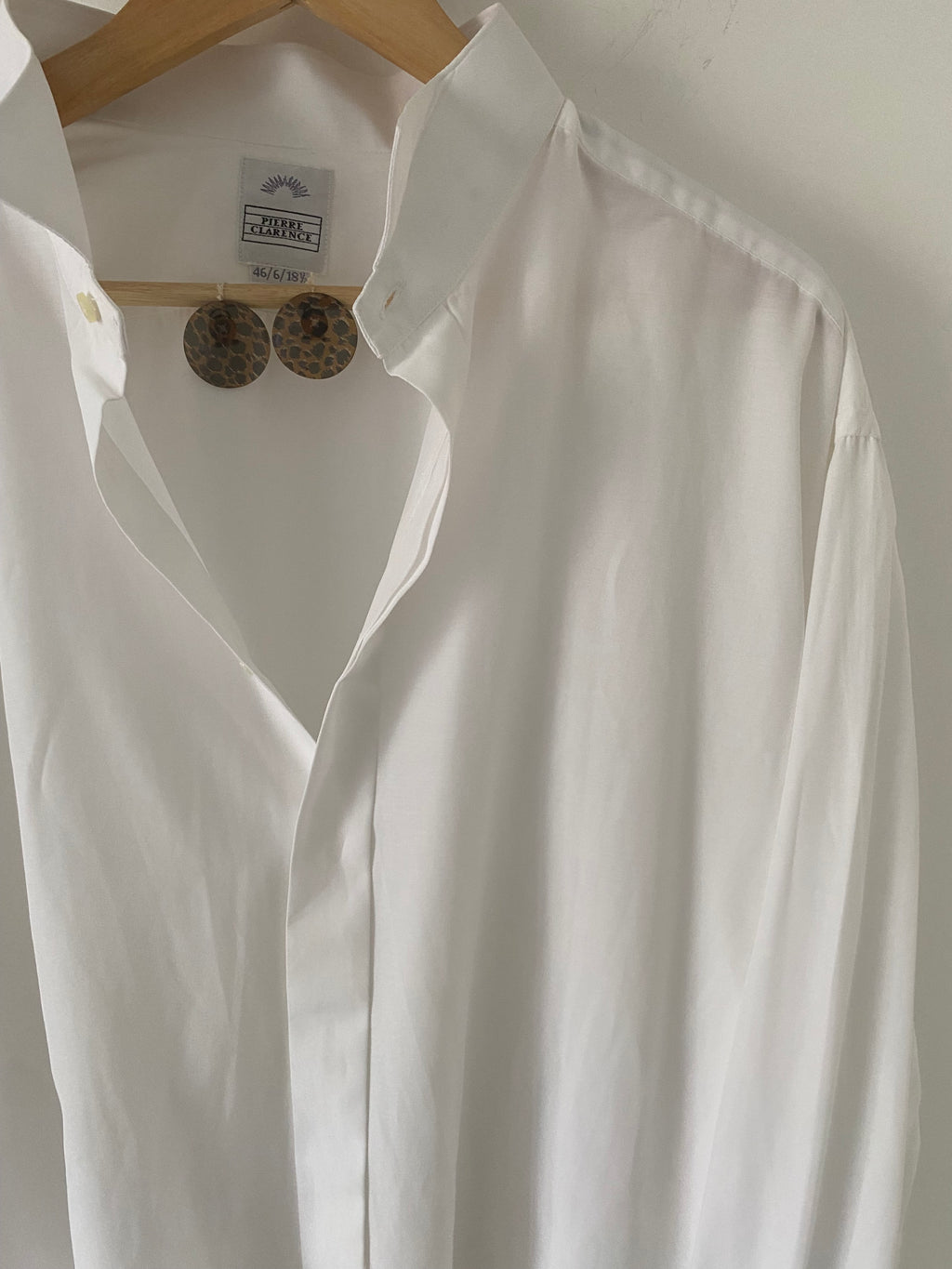 Duo Chemise blanche Homme & Boucles d’oreilles « Léopard » vintage