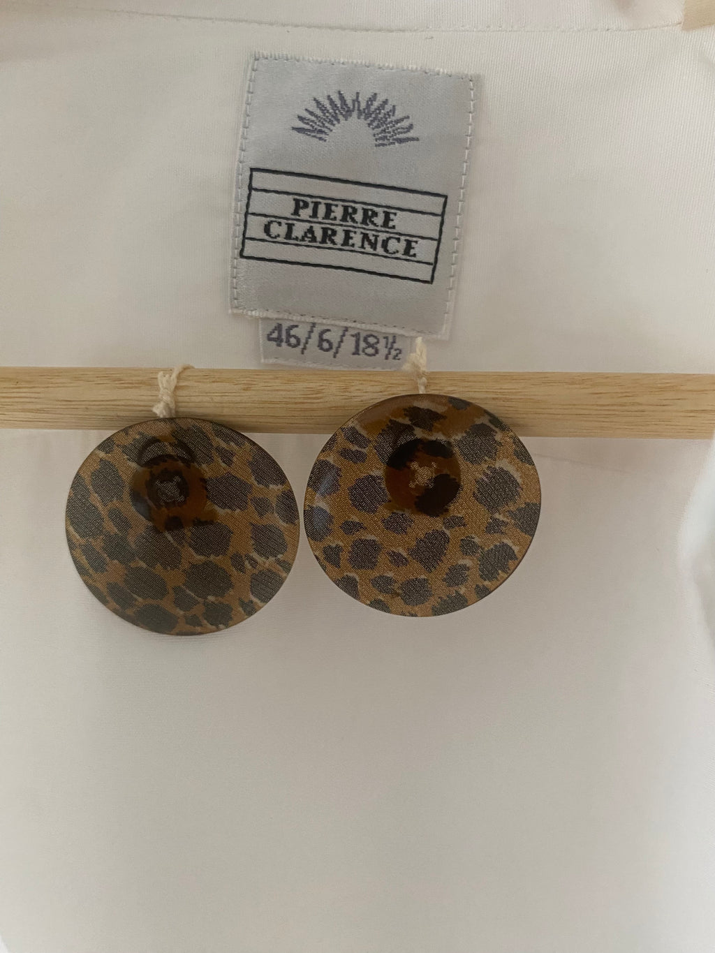 Duo Chemise blanche Homme & Boucles d’oreilles « Léopard » vintage