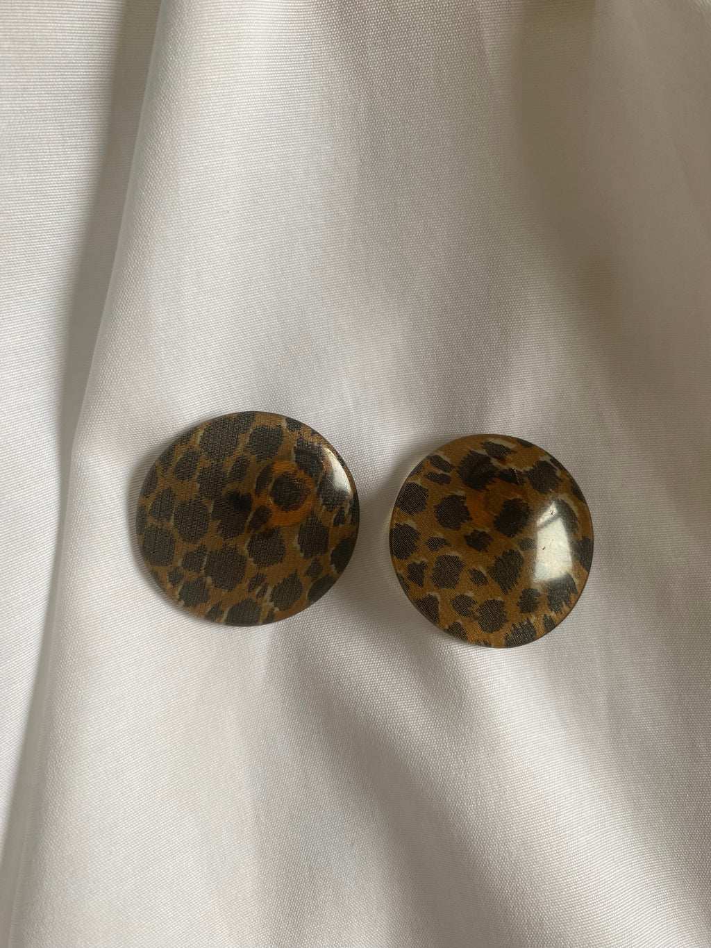 Duo Chemise blanche Homme & Boucles d’oreilles « Léopard » vintage