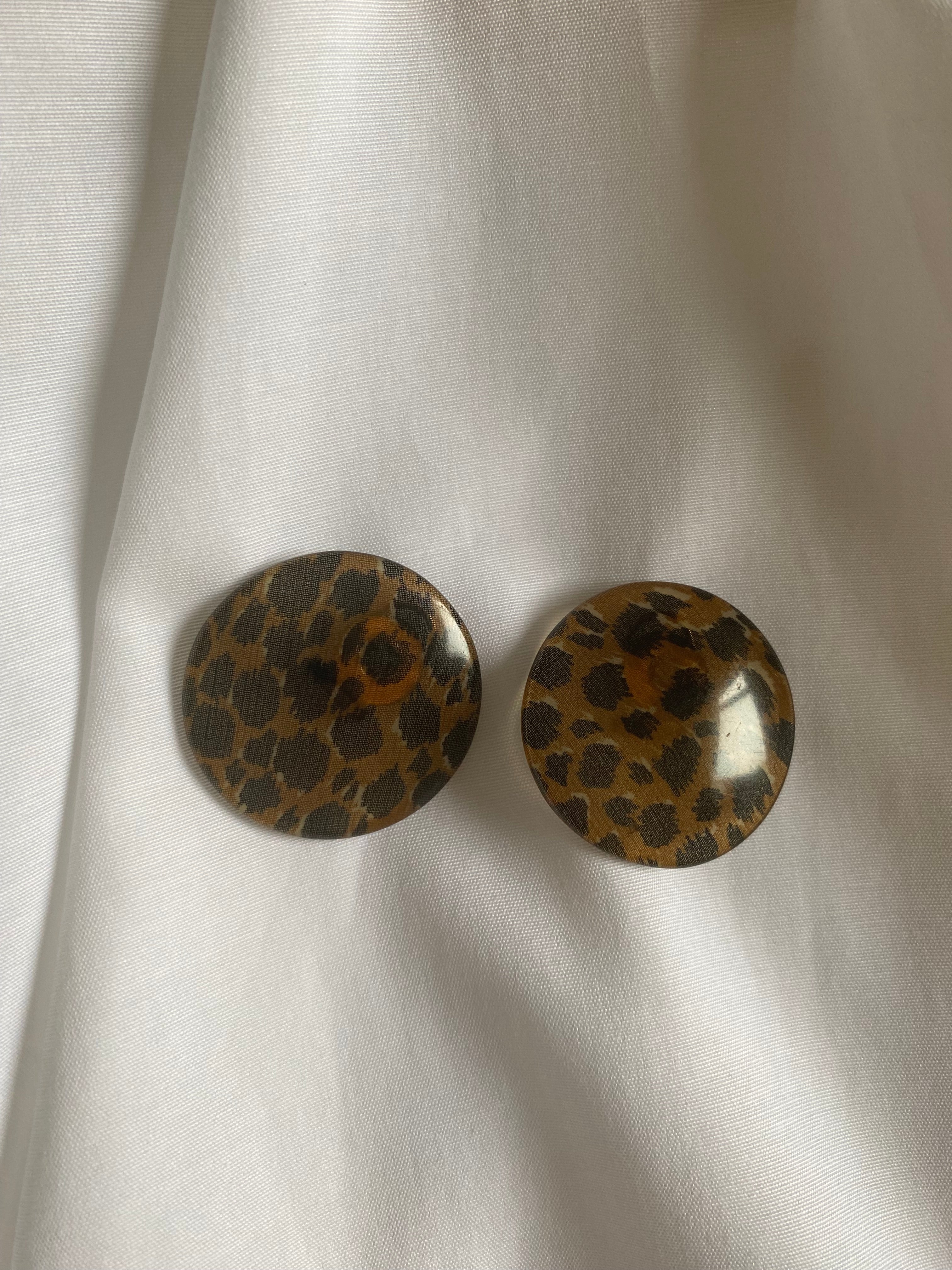 Duo Chemise blanche Homme & Boucles d’oreilles « Léopard » vintage