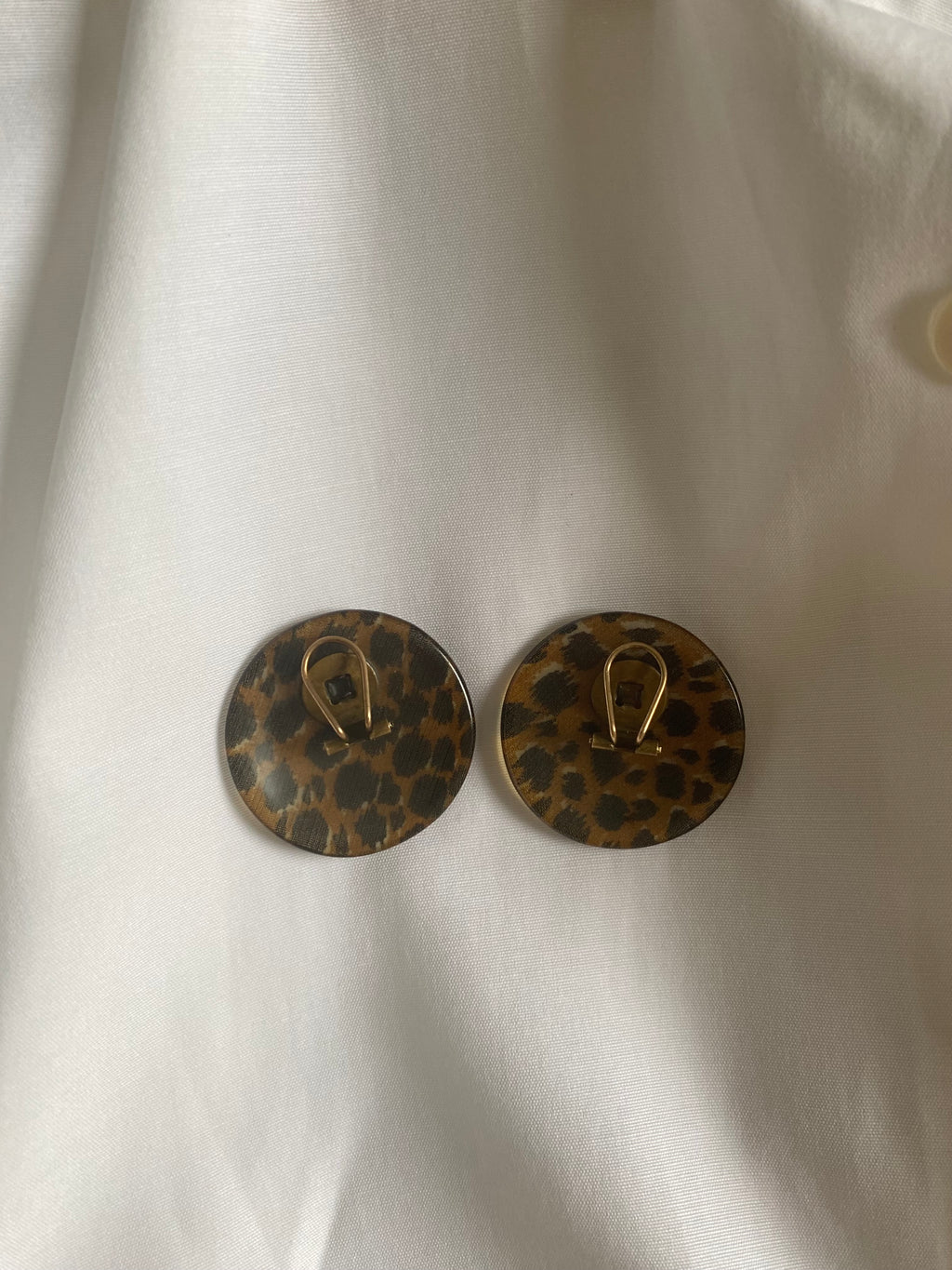 Duo Chemise blanche Homme & Boucles d’oreilles « Léopard » vintage