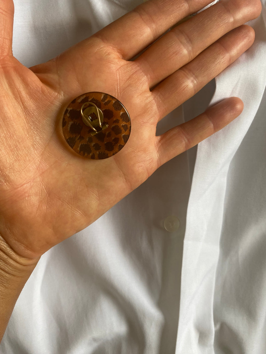 Duo Chemise blanche Homme & Boucles d’oreilles « Léopard » vintage